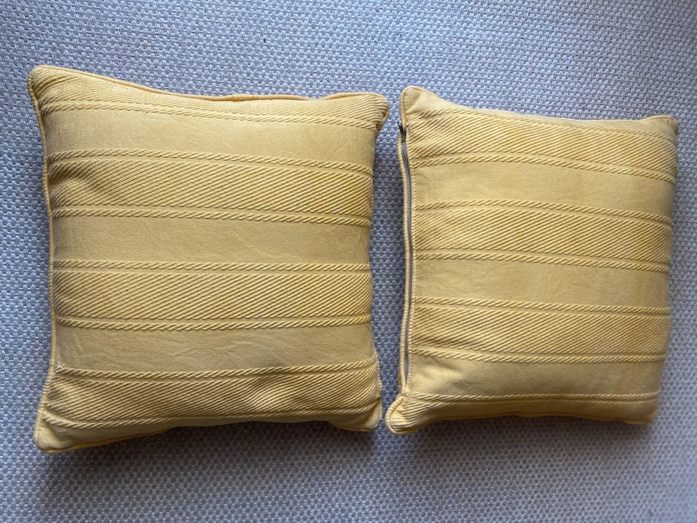 Par de almofadas com capa amarelo mostarda
