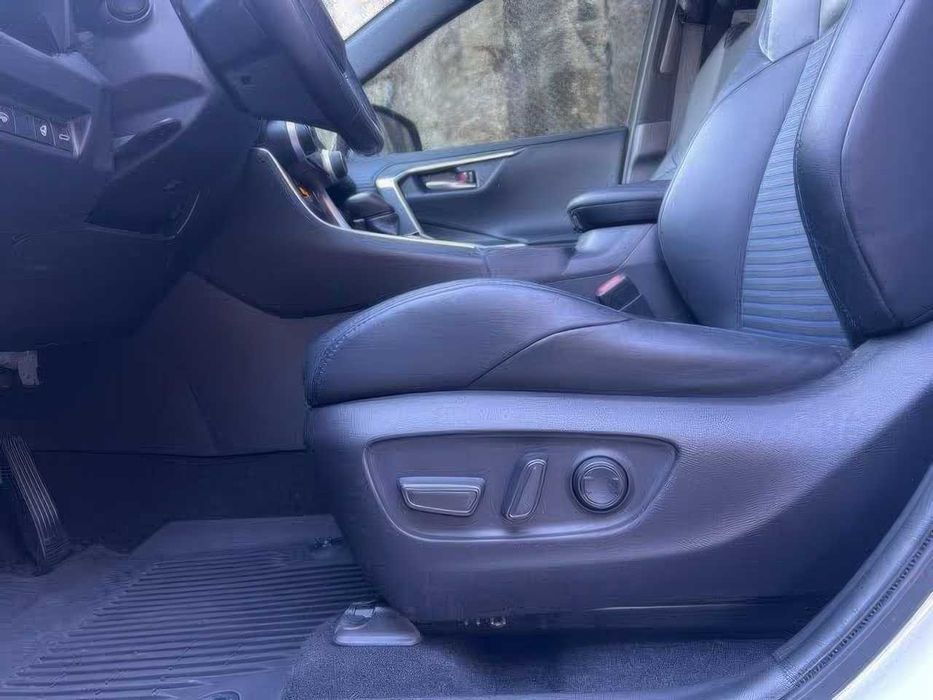 Toyota RAV4 Hybrid XSE      2020