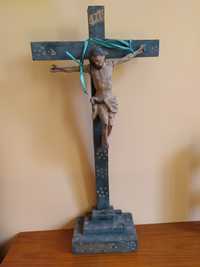 Cruz em madeira com Cristo crucificado.