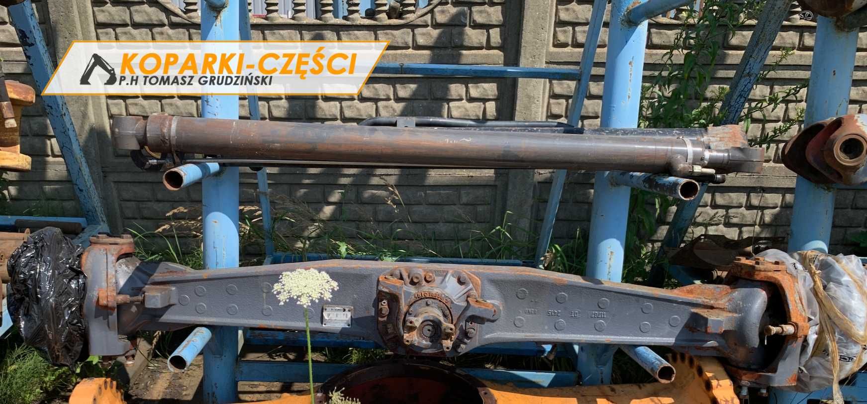 Belka mostu ze zwrotnicami i piastami New Holland, CASE, Hitachi