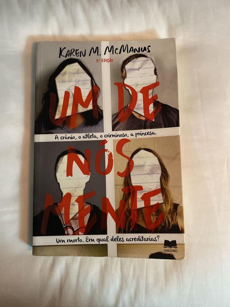 Livro - Um de nós mente de Karen M. McManns