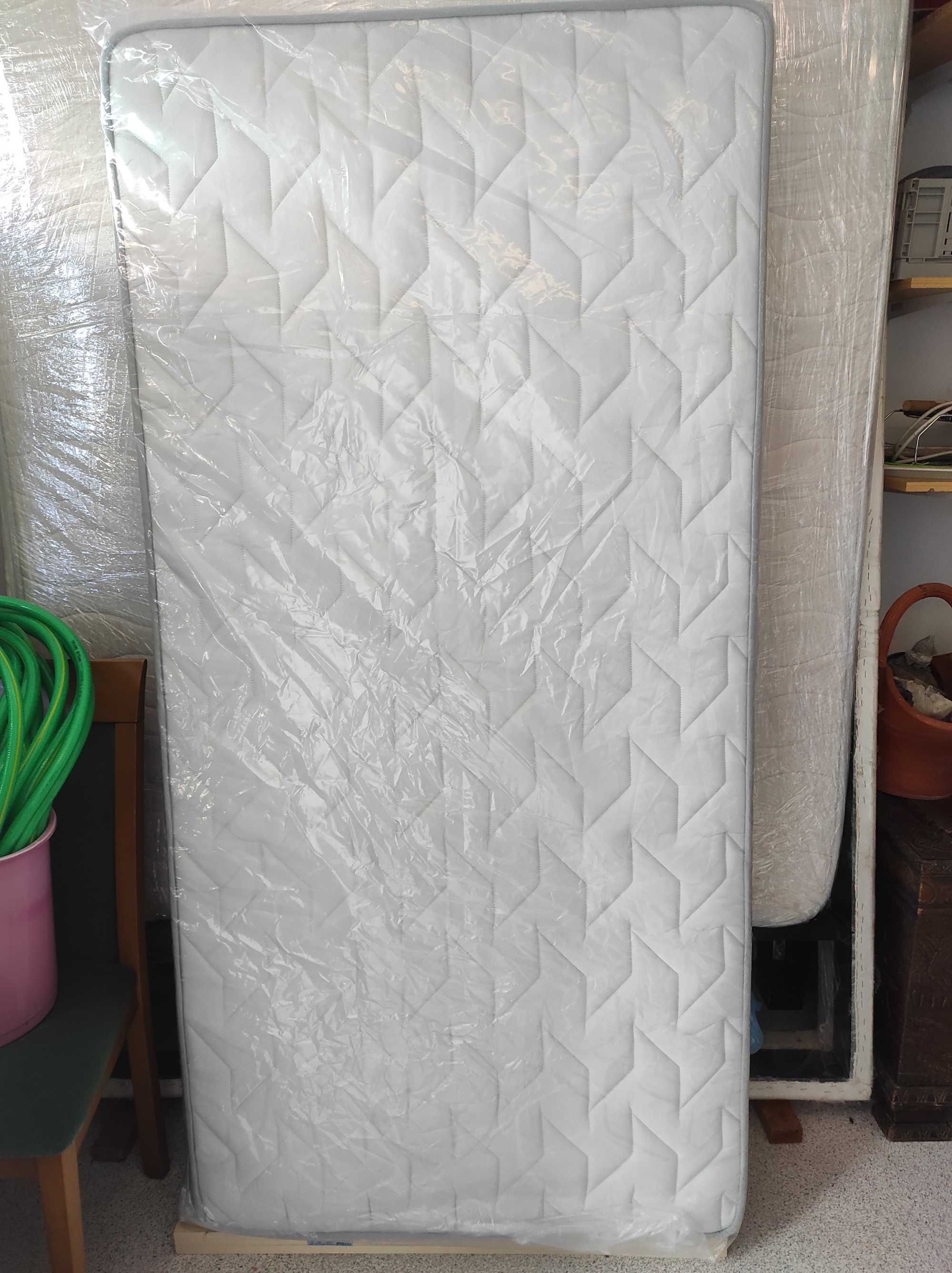 Cama de solteiro com estrado de ripas e com colchão (pouco uso)