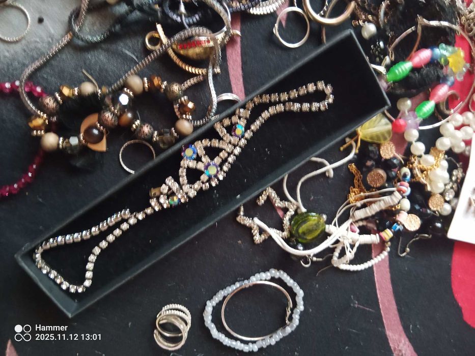 Sztuczna biżuteria mix około 1.5 kg