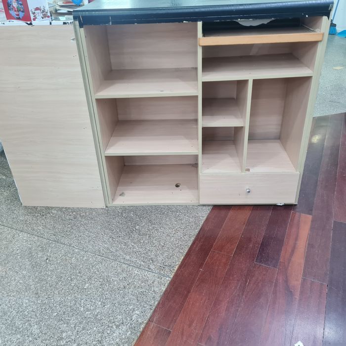 Balcão loja
Altura 1 M
Largura 47cm
Comprimento 1,60m