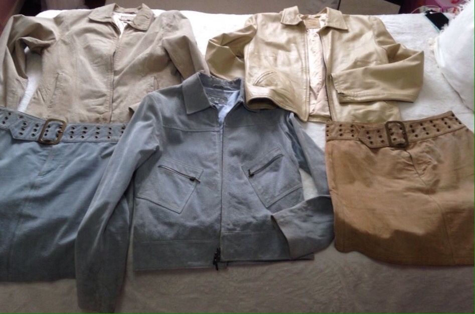 Vários casacos em pele e saias