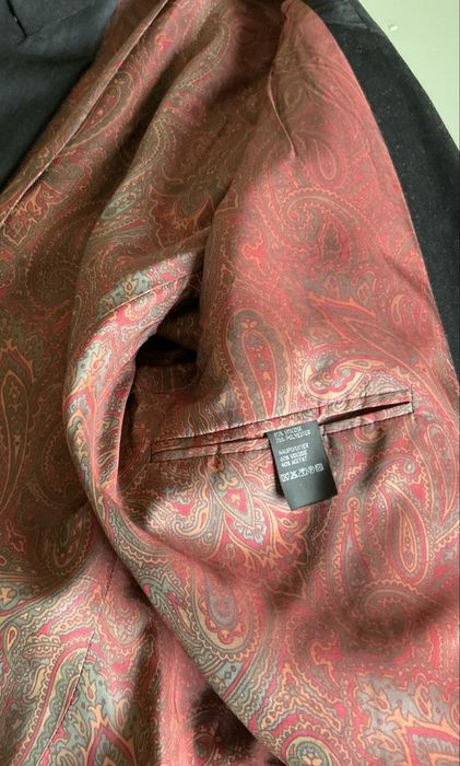 Garnitur męski czarny dwurzędowy.