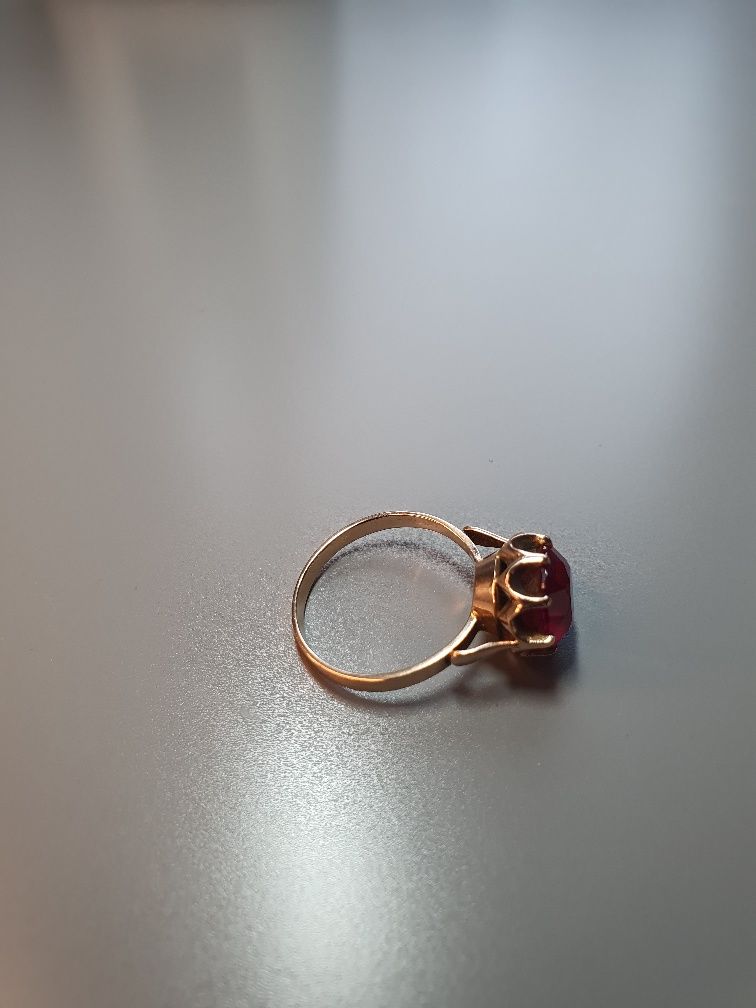 Orginalny, złoty pierścionek z rubinem syntetycznym 14k pr.585 w.6,23g
