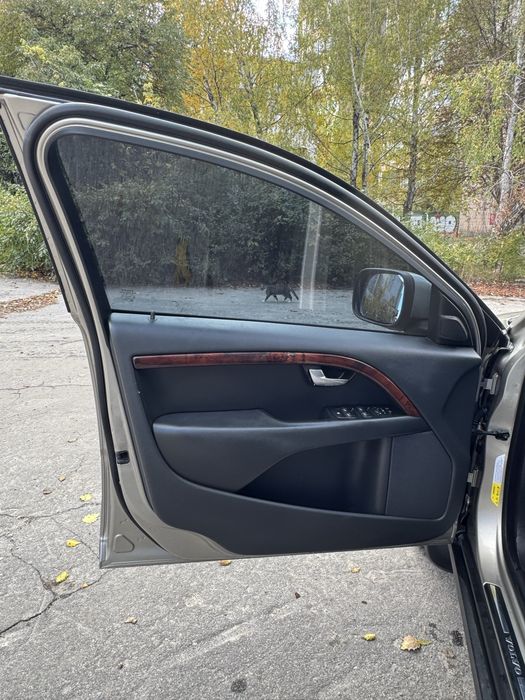 Volvo XC70 — надійний повнопривідний універсал у чудовому стані