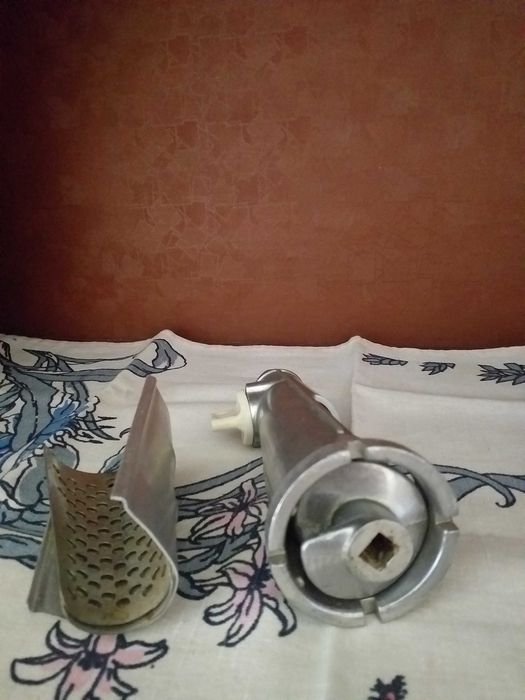 продам кухонную утварь мясорубку,чайник из нержавейки и эмалированный.