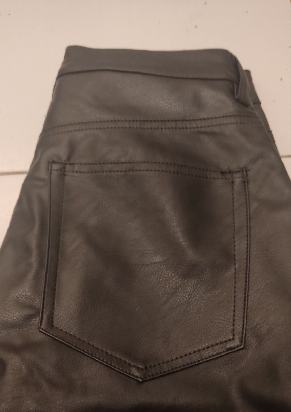 Spodnie z wysokim stanem czarne PU skórzane imitacja skóry H&M