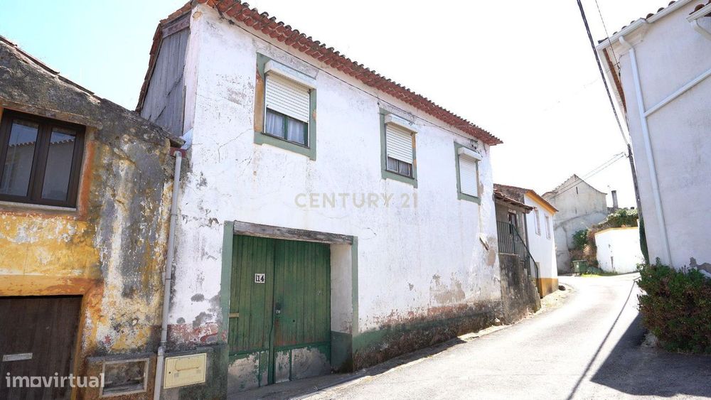 Duas Casas para restaurar com terreno, pátio, cozinha do forno junto d