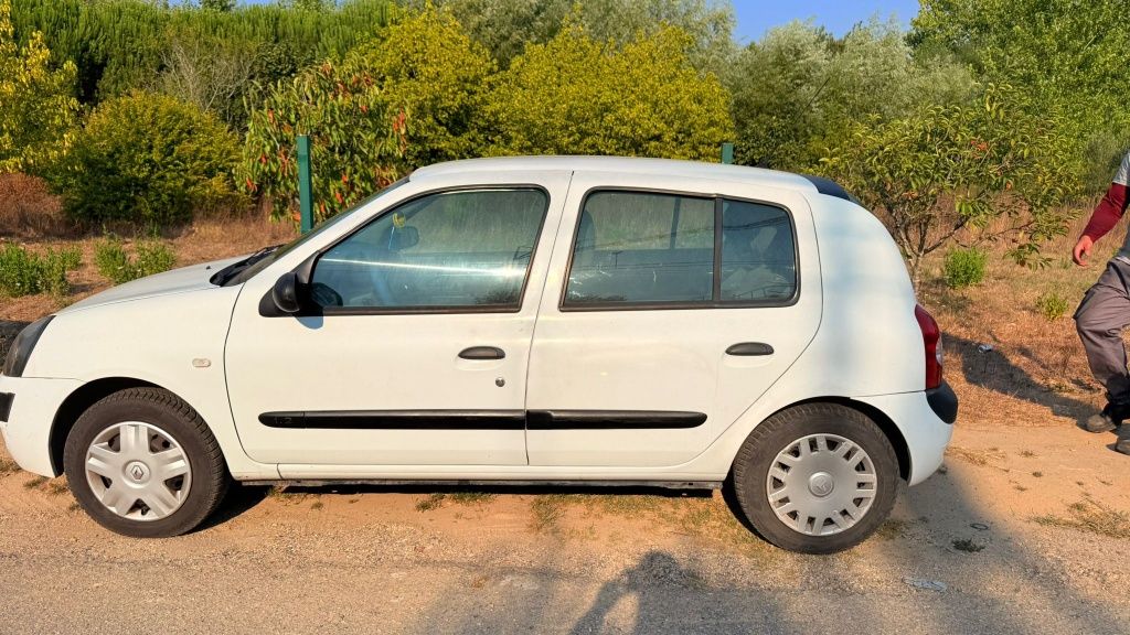 Vendo Renault Clio 2 años 2004 1.2 gasolina
