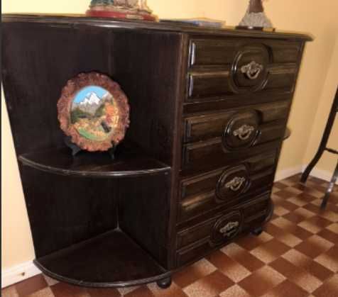 Móvel com gavetas e prateleiras