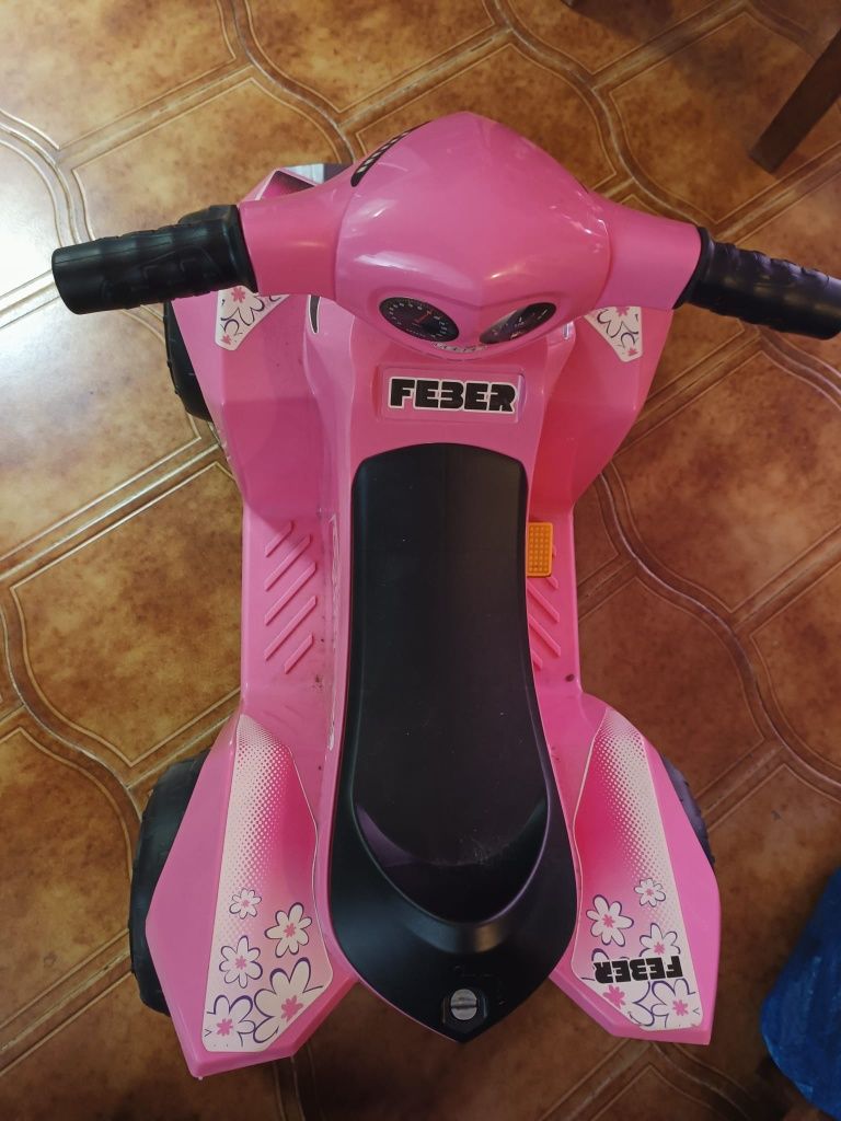 Moto 4 elétrica de criança