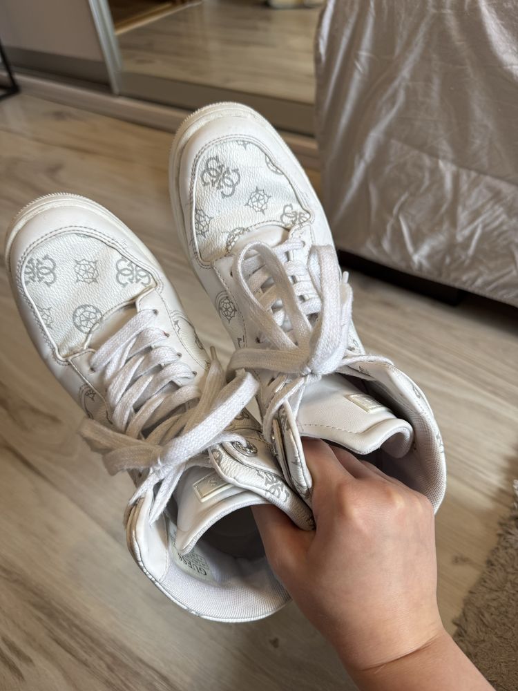 Białe buty wysokie trampki damskie Guess z monogramem, rozmiar 38