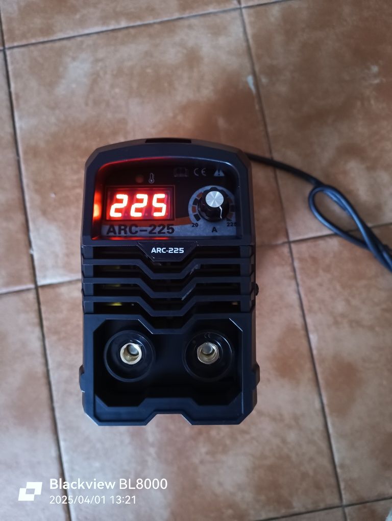 Máquina de soldar nova!! 225 Amperes!!