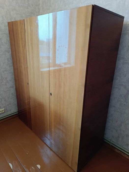 Шафа стара 3-х дверна