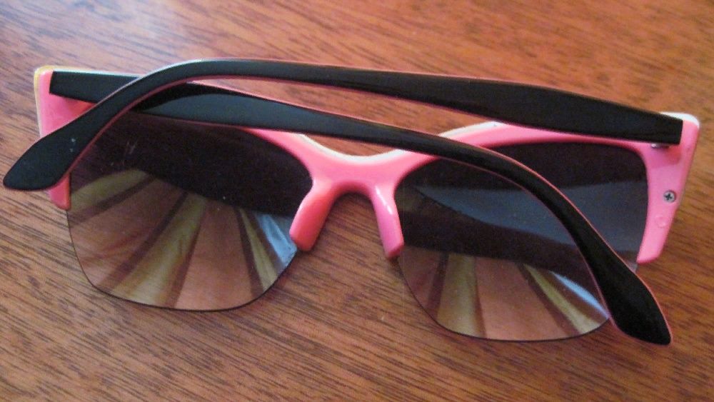 Продаются очки солнцезащитные с розовым кантиком