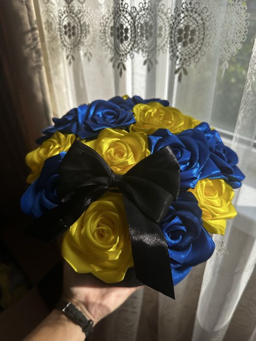 Композиція з атласних троянд)