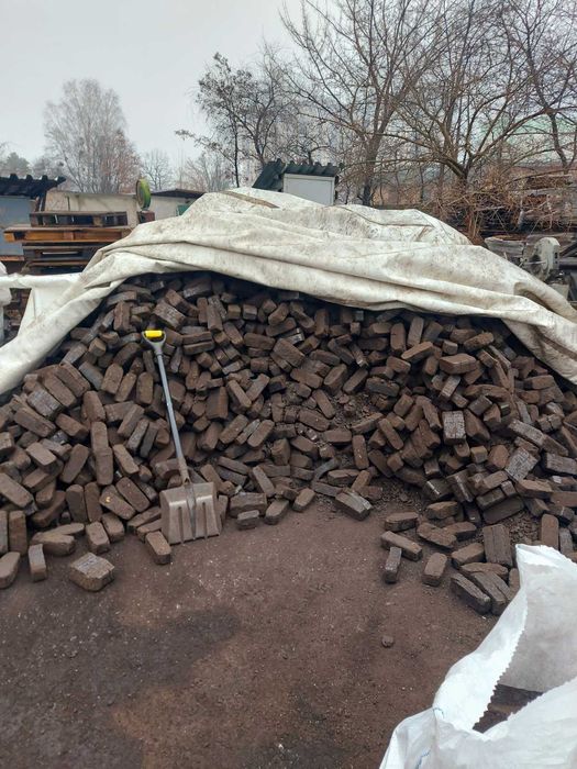 Торфобрикеты в мешках по 25 кг. Горят очень долго и дают жар.