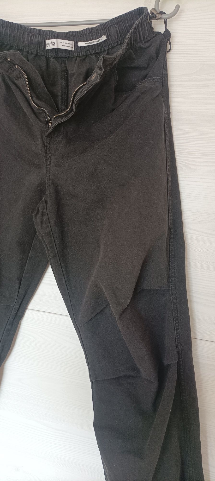 Czarne spodnie Bershka XS parachute pants