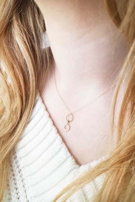 Złota celebrytka z dwoma kółkami i błyszczącym koralikiem pr. 585