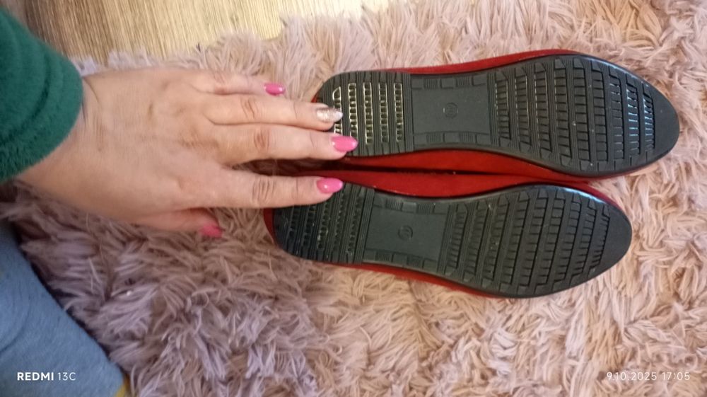 Czerwone, zamszowe baleriny