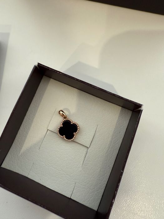 Золота підвіска з оніксом