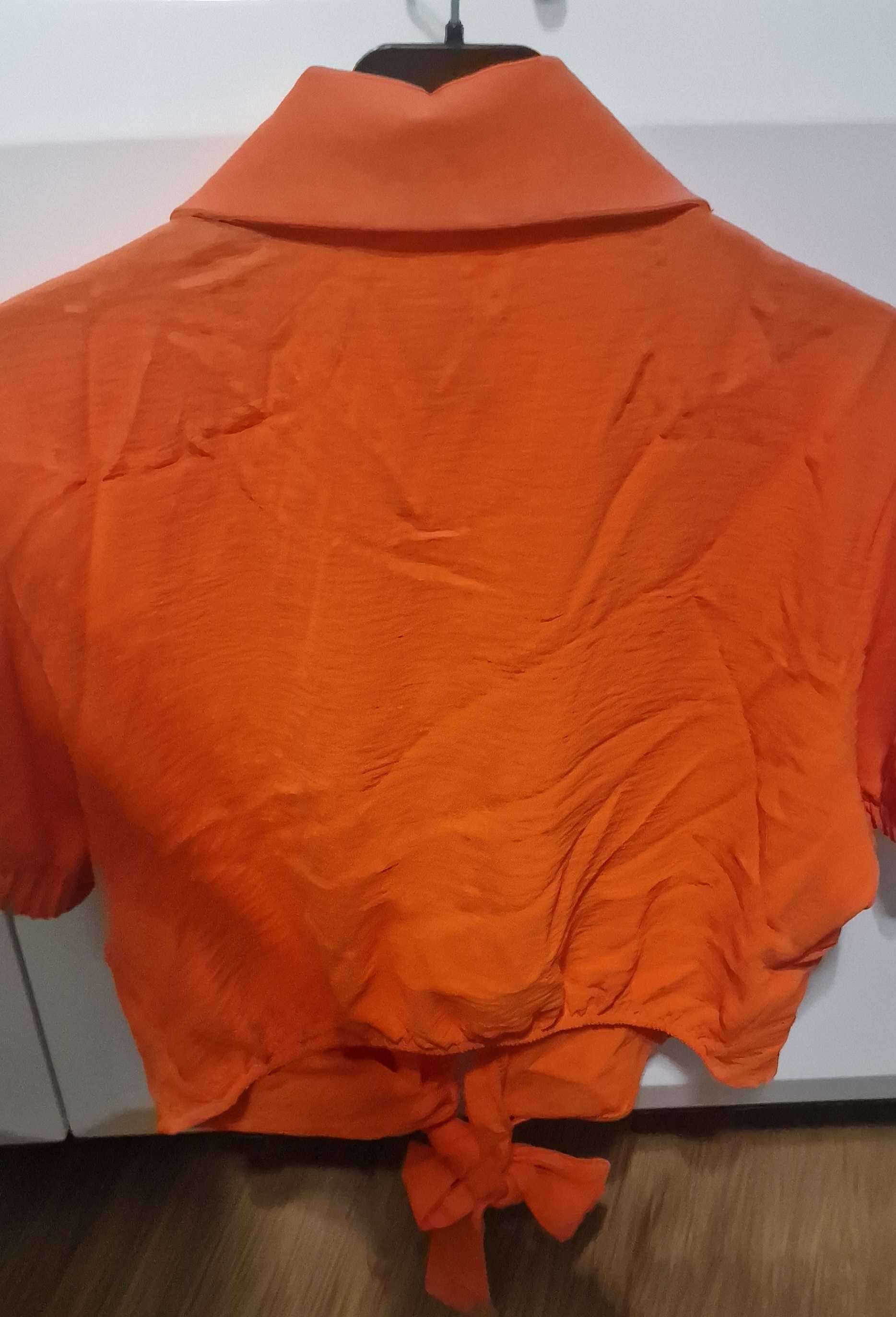 Blusa laranja com pérolas