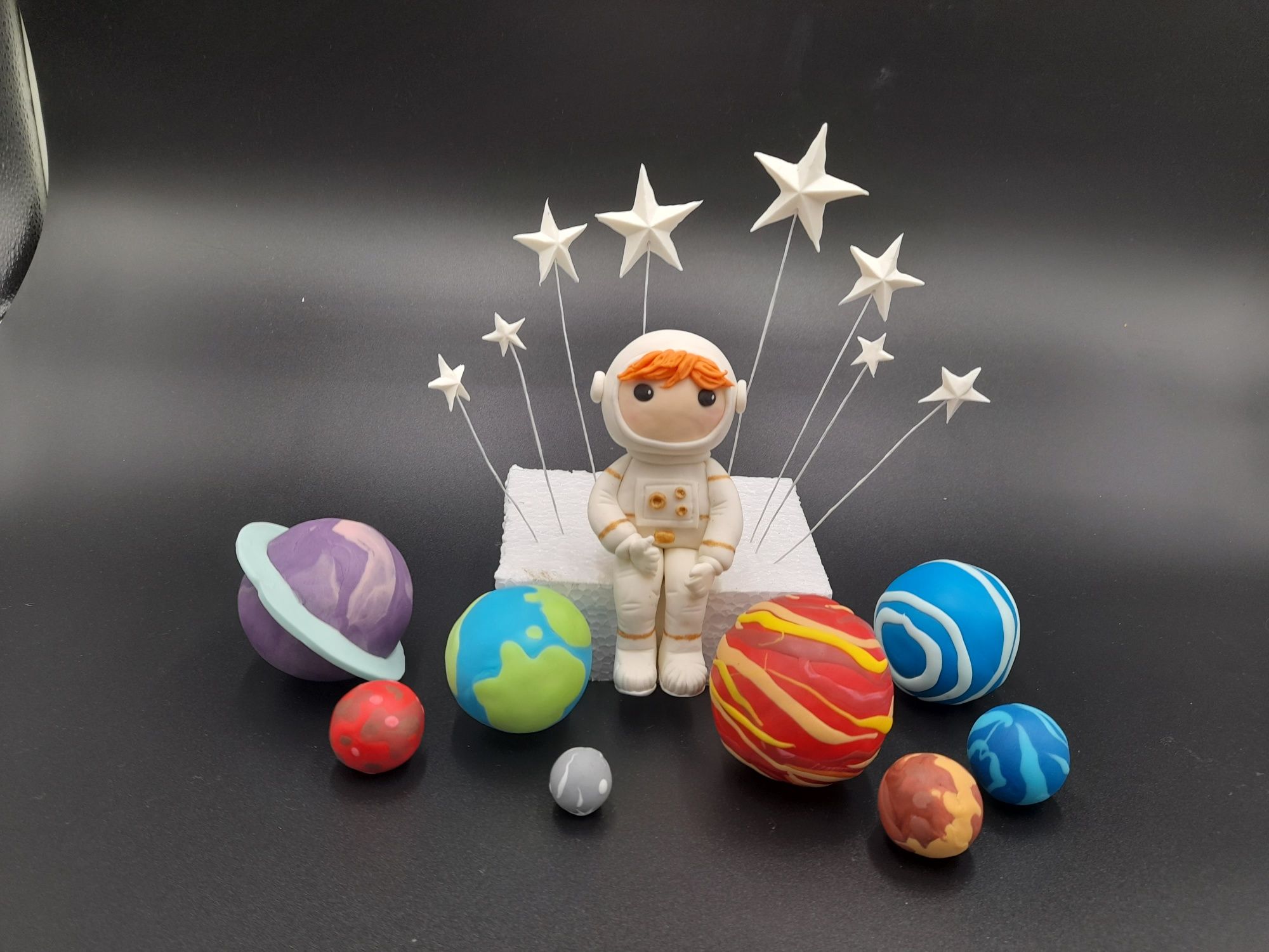 Kosmonauta z planetami i gwiazdkami nq tort figurka masa cukrowa serac