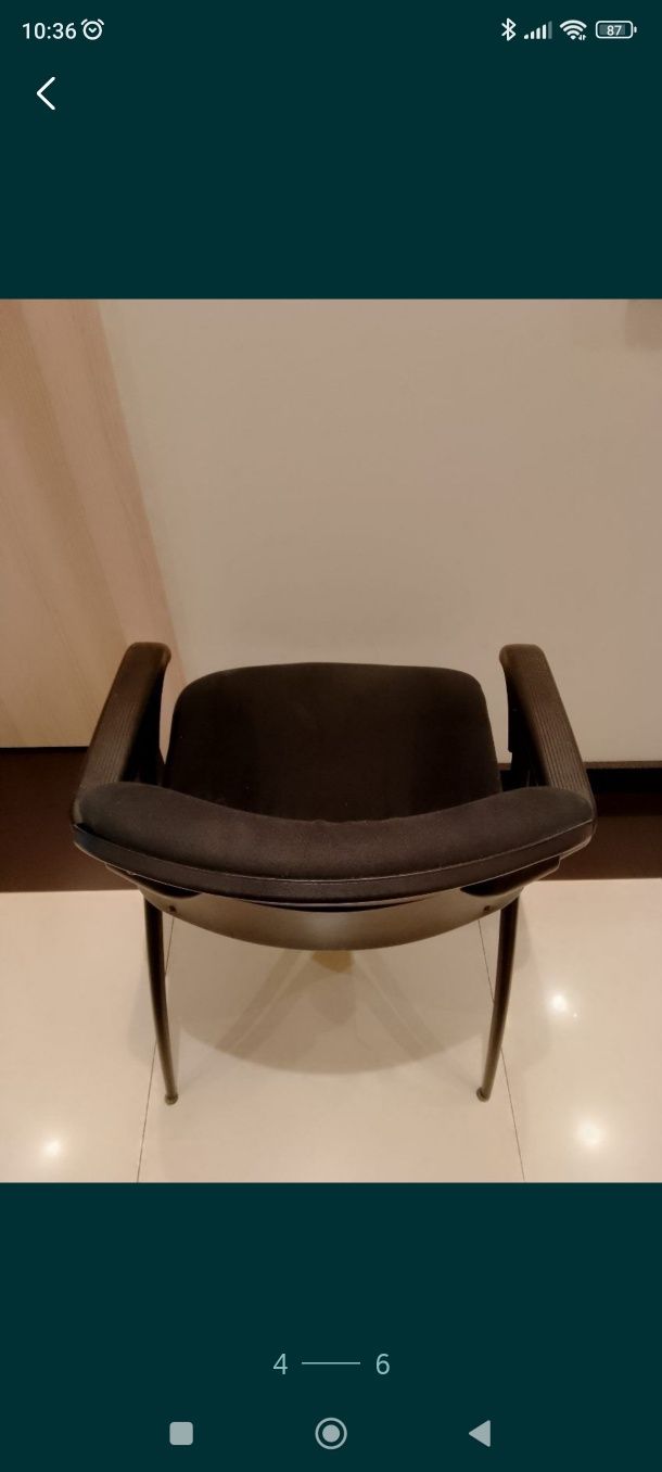 Czarne klasyczne krzeslo biurowe z podlokietnikami