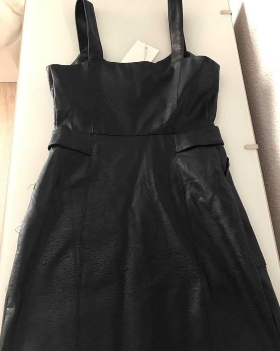 Vestido/Jardineira em Saia Imitação de Pele Pull&Bear