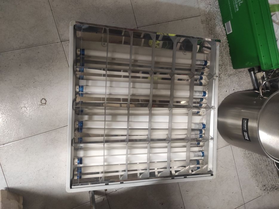 Armadura com quatro lâmpadas de led