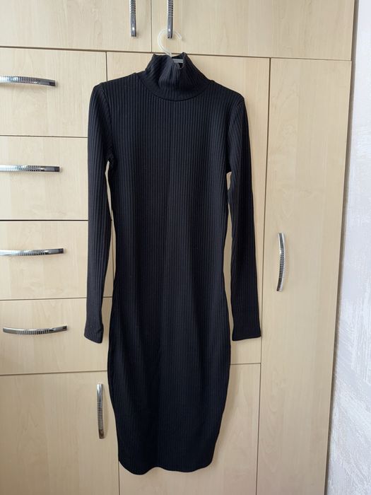 Осіння чорна сукня в рубчик