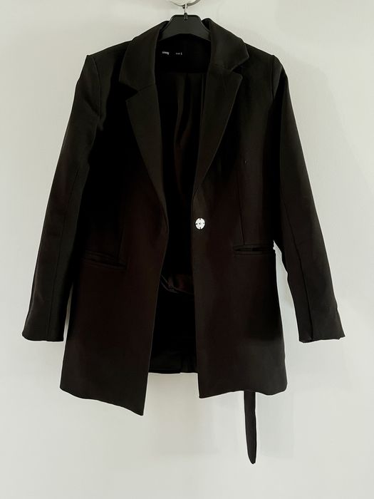 Czarny garnitur damski