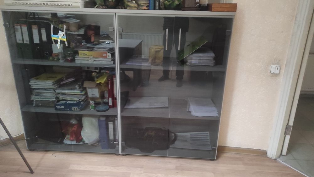 Продам меблі.Столи і шафи.