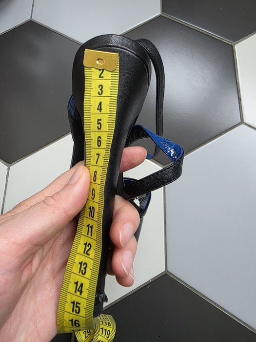 Босоніжки
Розмір: 39
Нові! Є декілька подряпин на каблуці від кігтів к