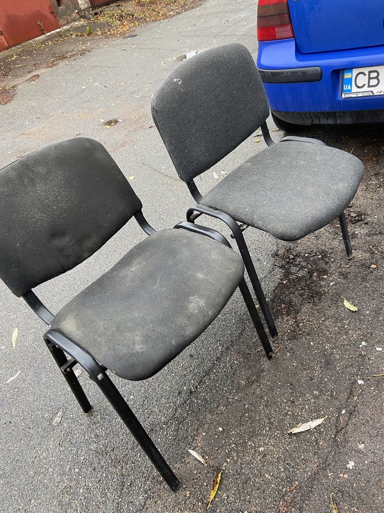 Продам стільці для ремонту.