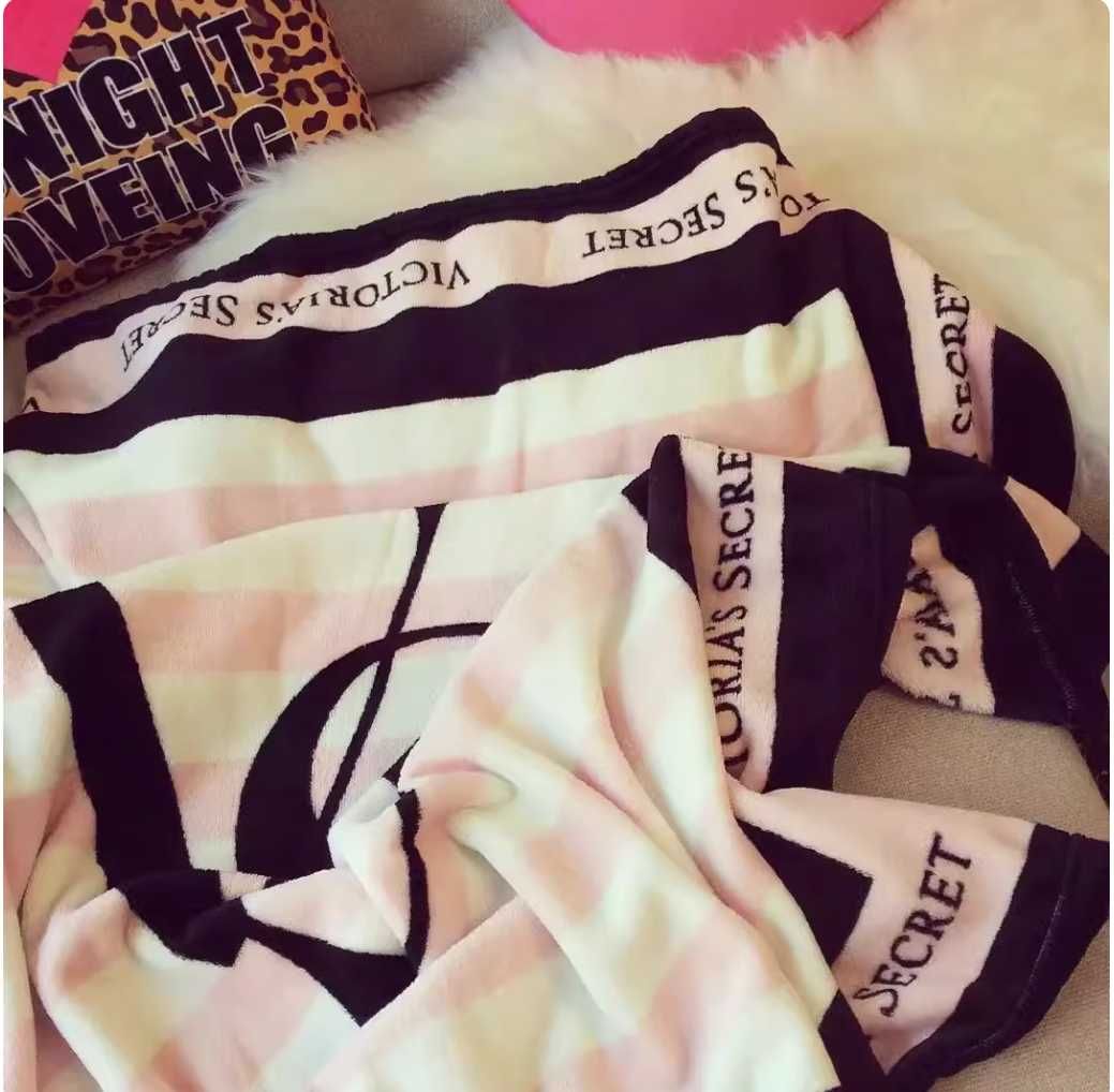 Мягенький пледик Victoria's Secret в подарочном пакете
