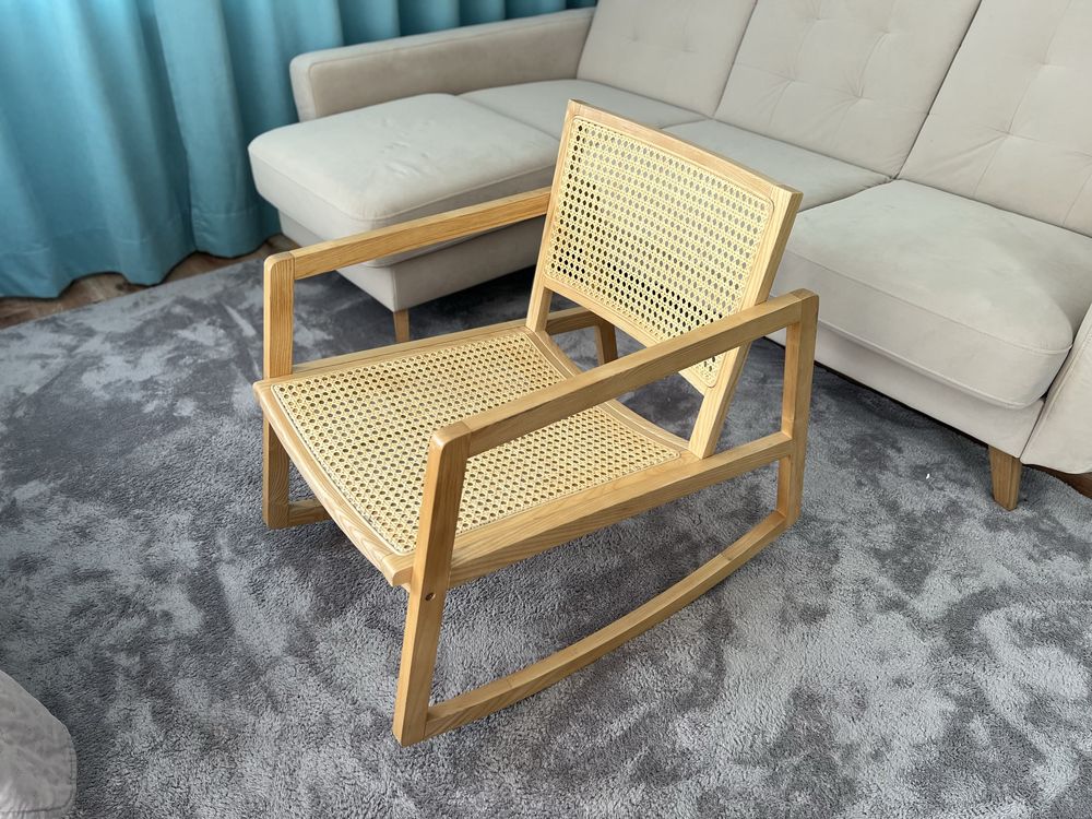 Fotel bujany z drewna jesionowego z rattanowym splotem