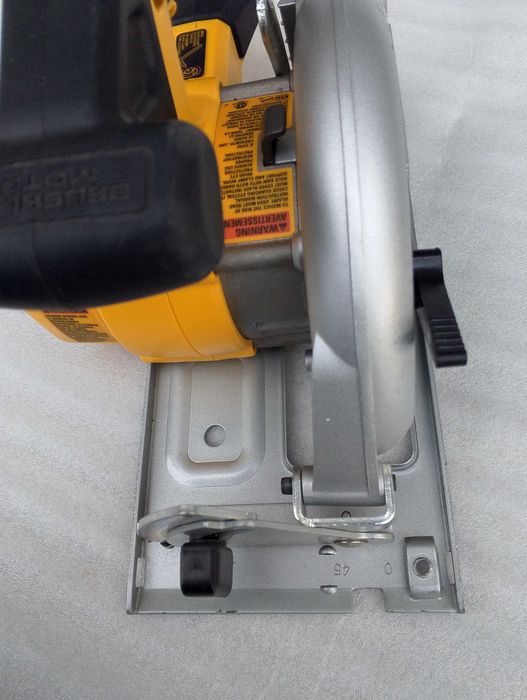 Акумуляторна дискова пила DeWALT 20v DCS566