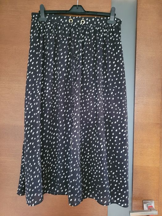 Czarna spódnica w białe ciapki rozmiar L/40 Mohito