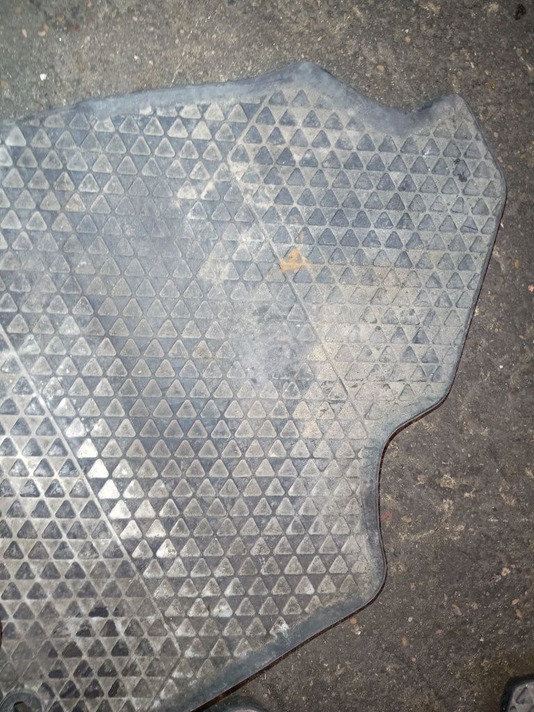 Dywanik dywaniki gumowe prawy lewy VW Crafter I oryginał komplet