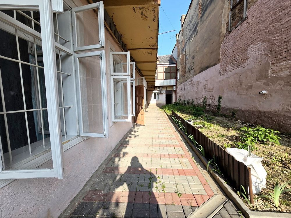 Продаж 1но кімнатної З ДВОРИКОМ В ЦЕНТРІ МІСТА, (р-н СОБОРНОЇ площі)!