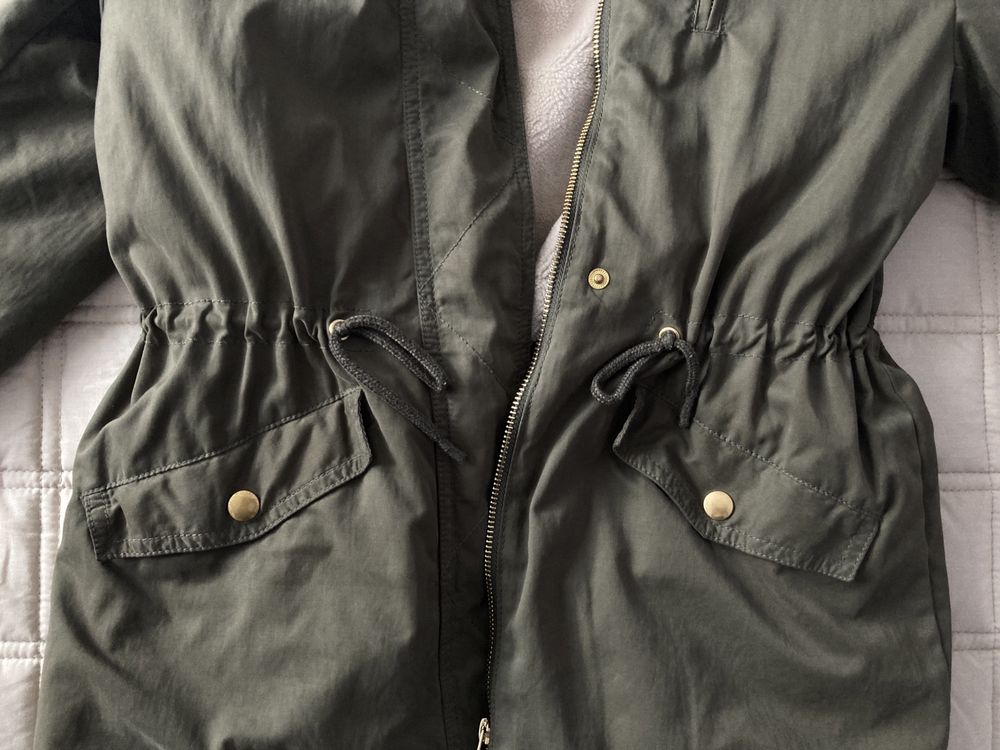 Zielona khaki parka kurtka płaszcz z kapturem i futerkiem w środku H&M