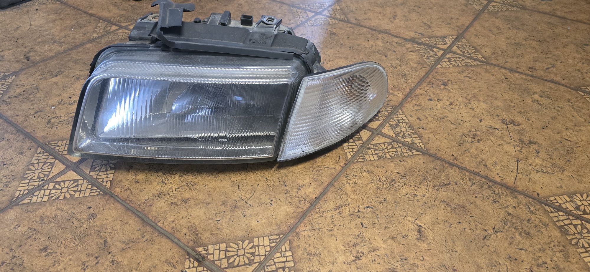 Lampa lewa przód przednia kierunkowskaz Audi A4 B5
