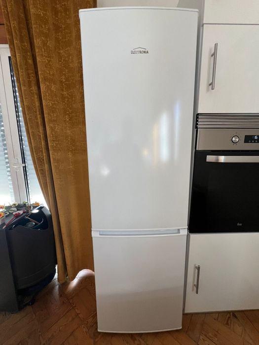 Frigorífico (Electronia) + Forno  + Armário