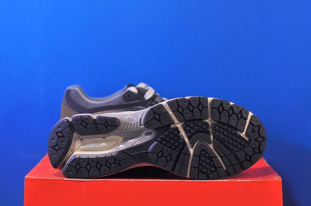 Кросівки New Balance 1906 Nike  Zoom Vomero Roam White/Beige