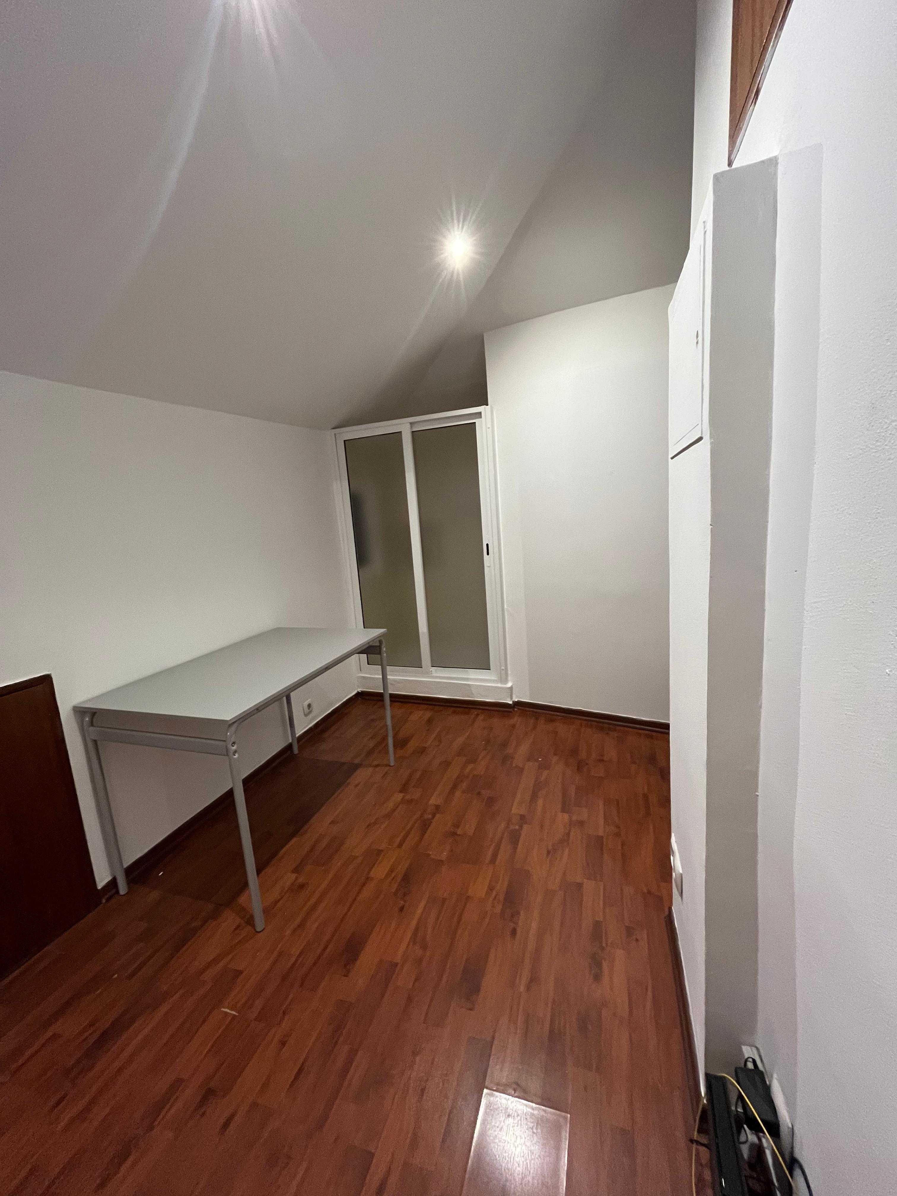 Vendo mesa e ofereço 2 cadeiras e um roupeiro varão