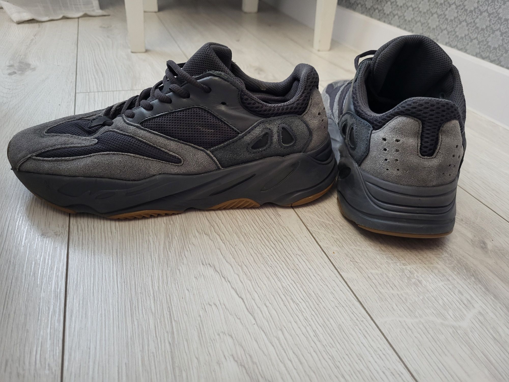 Кроси Adidas YEEZY 700  43